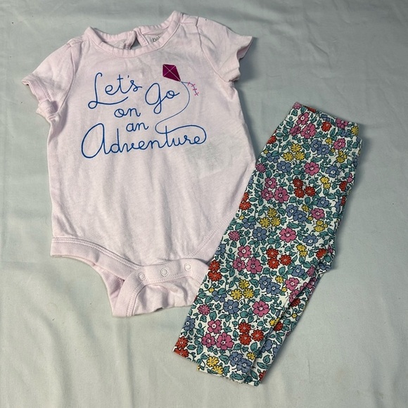 GAP - 2 piece newborn baby outfit/set. Size 0-3 months - Picture 1 of 5